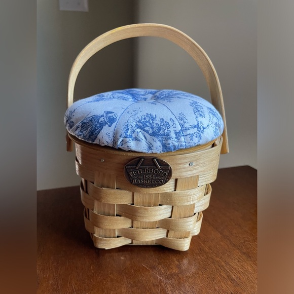 Peterboro Basket Co 5" Round Basket with Swing Handle and Lid - Picture 1 of 11